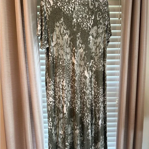 Animal melange V-neck Maxi Dress Size 1x - Picture 3 of 5